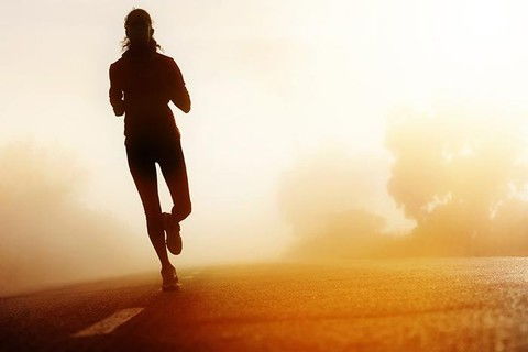 晨跑者在阳光下的剪影