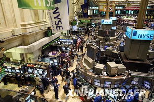 纽约证券交易所交易大厅人群忙碌的场景