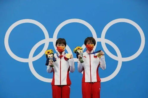 陈芋汐夺冠后与教练拥抱庆祝