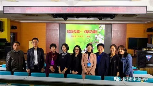 中山中学美术教室学生们认真绘画场景