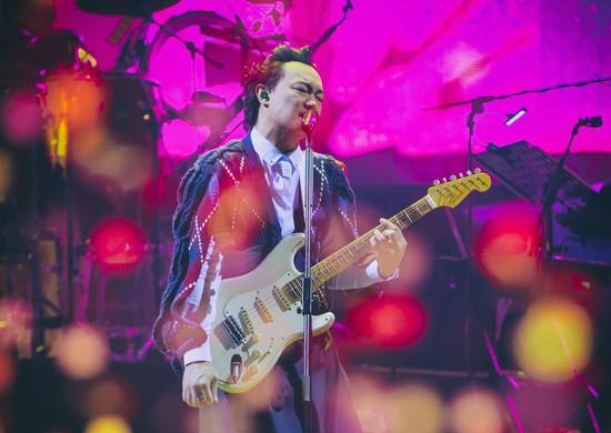 陈奕迅在东京演唱会舞台表演