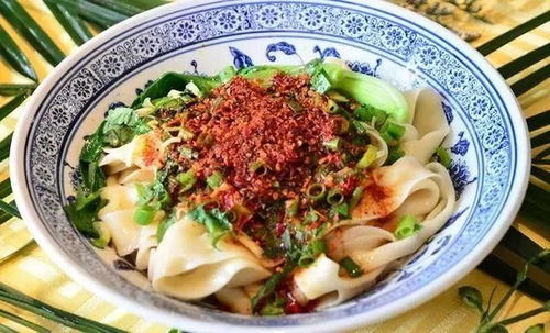 扯面大叔表情严肃地制作面条