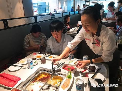 海底捞店内节日装饰与顾客用餐场景