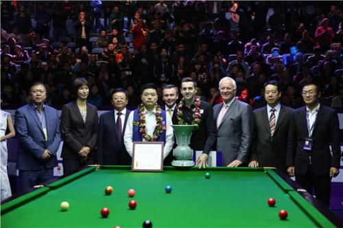 邓超接受专业斯诺克训练