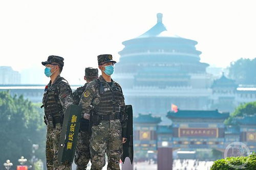 武警官兵在商场门口站岗