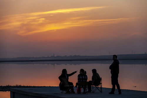 夕阳下一家人在甲板上玩耍