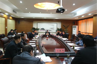 年轻人在科技园区讨论项目