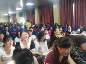 教师在课堂上用生动方式讲述历史故事