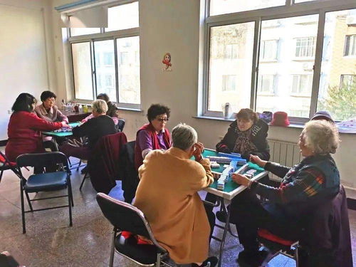 一群老年人在社区活动中心合影庆祝