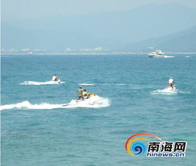 游客在三亚体验水上摩托艇
