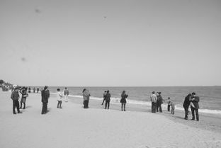 一家人站在船头背影望向海平线