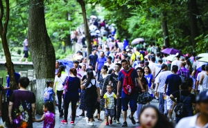 游客参与抹黑脸活动开心笑容