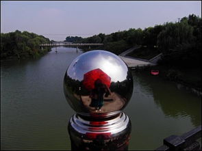 一个水晶球在阳光下闪耀