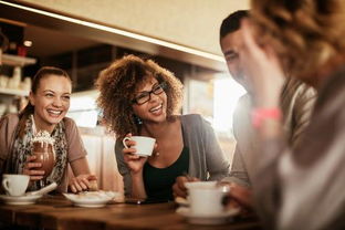 一个女生独自在咖啡馆喝咖啡