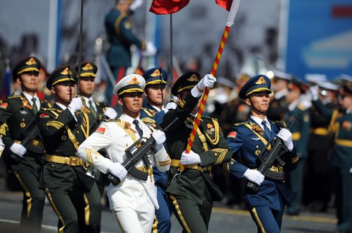 腾讯热榜：解放军仪仗队红场高唱抗日歌曲，留学生举出日本投降号外