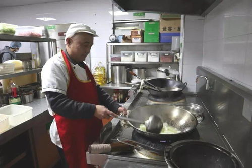 荣昌扯面大爷表情失控背后：一位厨师的坚守与疲惫