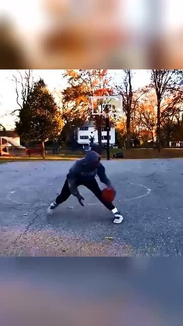 一个人在球场练习挥拍