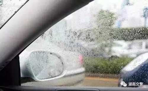 高速雨天行车湿滑路况实景