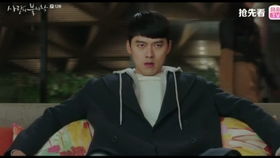 演职人员在录制现场讨论剧本