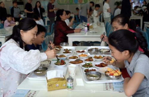 游客在政府机关食堂用餐