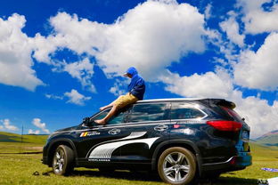 自驾家庭车上高速开心一家人