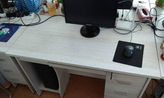 夜晚办公桌上的电脑屏幕