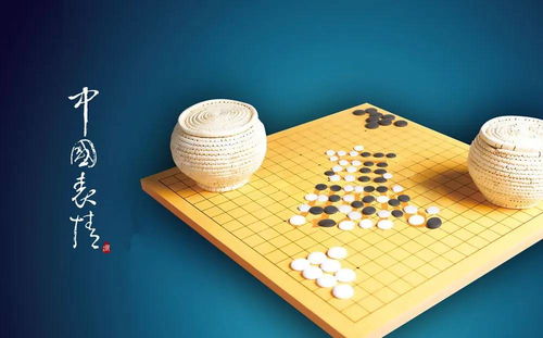 书页翻动中的光影与茶杯