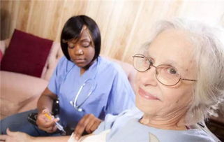 康养中心里年轻人与老人一起做手工活动