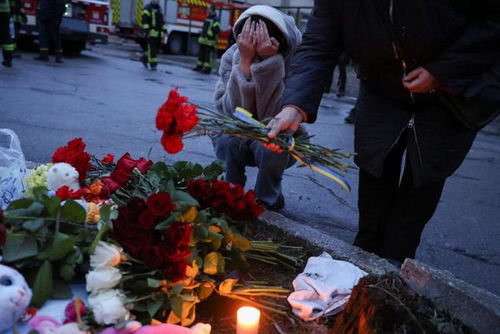 人们在事故现场献花悼念遇难者