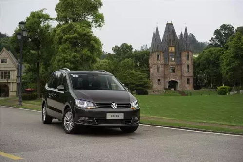 一个家庭在讨论购车预算和选择