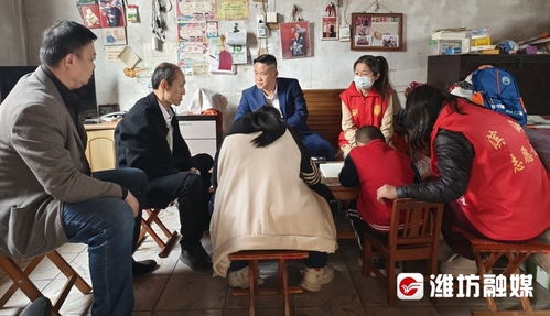 志愿者与受助者面对面交谈场景