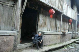 一位老人坐在门口晒太阳