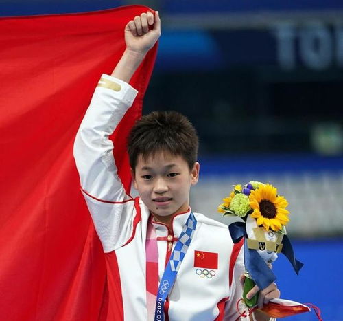 陈芋汐与全红婵在颁奖台上合影