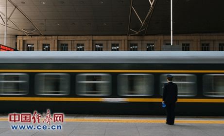 铁路工作人员在站台检查列车连接处