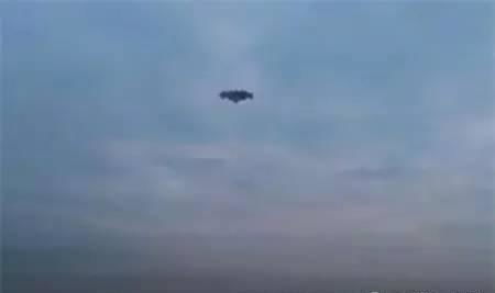 成都天空出现的灰色不明飞行物