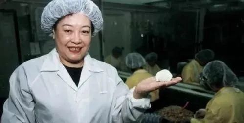 臧健和在工厂检查水饺包装线