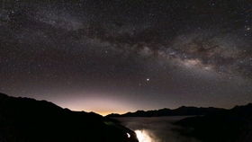 夜晚星空与不明飞行物概念图