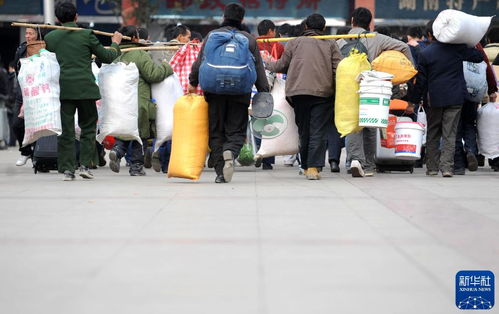 一位考生在火车站匆忙赶路准备巡考