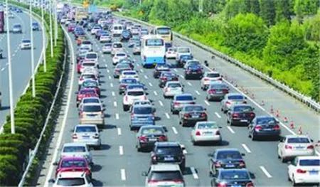 五一高速免费连收费杆都放假了？亲历者讲述真实体验