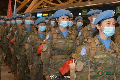 行进时握住枪口以免伤到群众，这就是中国军人！