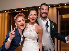 婚礼现场与公务人员合影图片