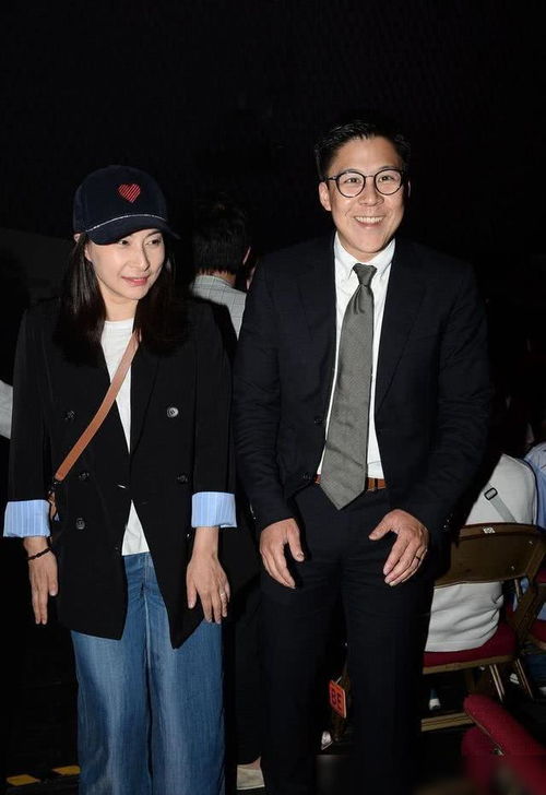 郭晶晶身穿POEM蕾丝西装亮相