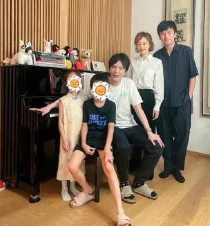 邓超与家人一起打台球温馨画面<p style=