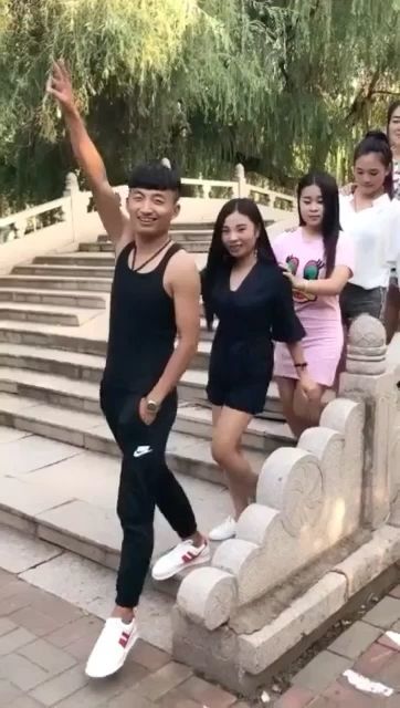 一群年轻人在公园里模仿猫步