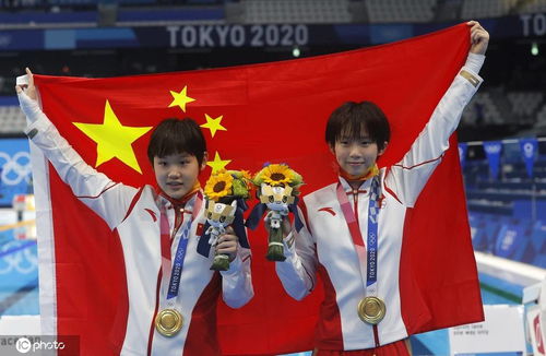 陈芋汐在颁奖台上举起奖杯庆祝<h2 style=