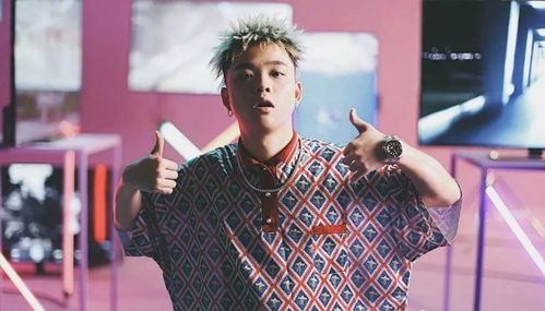 周深在落日余晖中演唱