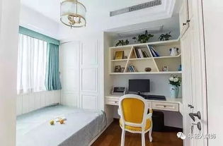 一位年轻人在书桌前认真写作