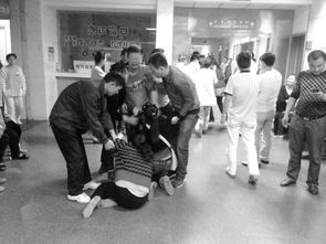 家属在医院门口悲痛欲绝