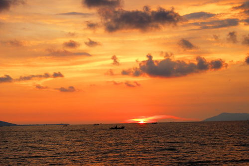 夕阳下的海滩风景