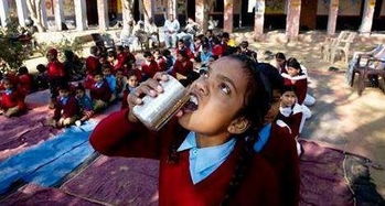 印度街头民众观看国际新闻报道